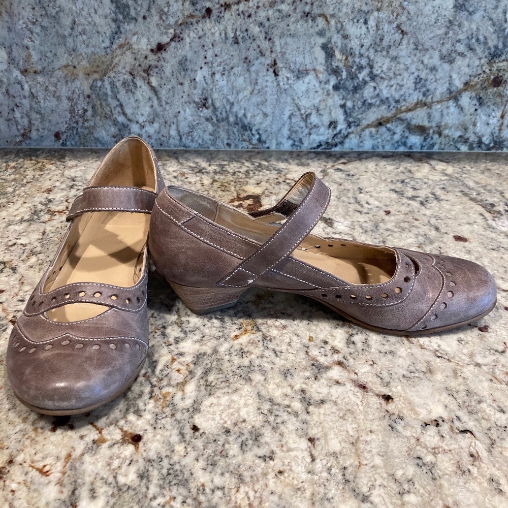 Fidji Mary-Jane style shoes